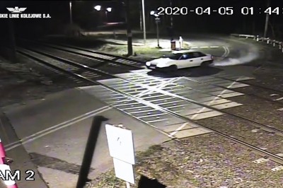 Manewry na przejeździe kolejowym w Kluczborku zakończone zderzeniem 