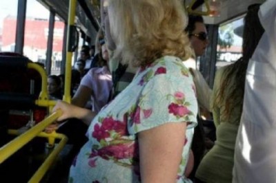 Ciężarna zasłabła w autobusie, bo nikt jej nie ustąpił. Komentarze  kobiet wywołały u niej łzy