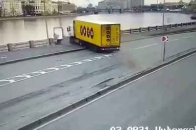 Kierowca ciężarówki wjechał do rzeki - nagranie z monitoringu 