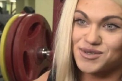 Jest piękną blondynką, ale jej ciało odstrasza większość facetów. Czują przy niej wstyd