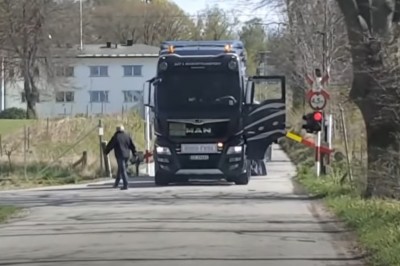 Ciężarówka z jachtem na przejeździe kontra pociąg osobowy 