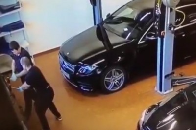 Mercedes kontra dwóch mechaników w warsztacie. Teraz mają problem