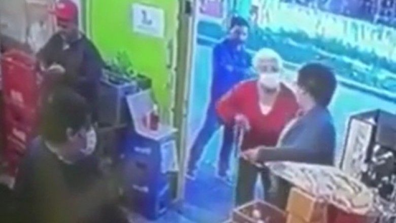 Starcie dwóch babć w sklepie. Gość musiał je rozdzielać