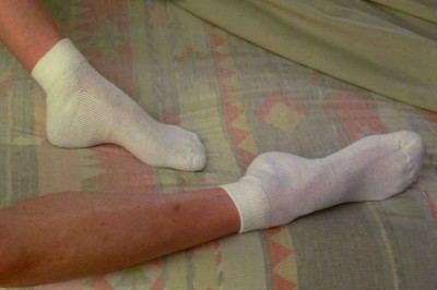 Dlaczego powinnaś zakładać skarpetki kiedy kładziesz się spać. Nie tylko zimą