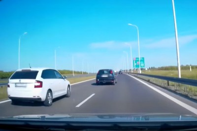 Kierowca Skody doprowadził do wypadku i uciekł. Nagranie z S12