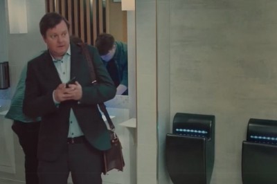 Najgorsza możliwa wpadka w męskiej toalecie. Ten facet to pokazał