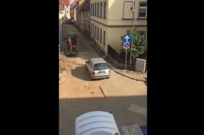 Dziadek daje popis jazdy. Sprzęgło starcza mu chyba na półtora dnia