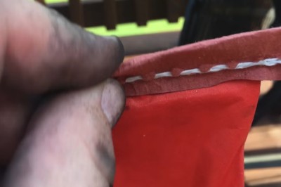 Jak prawidłowo otworzyć worek z węglem drzewnym. Idealne na sezon grillowania 