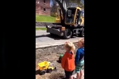 Kiedy jesteś operatorem koparki i robisz wielką radochę dzieciakom 