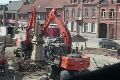 Specjaliści w przenoszeniu zabytkowych pomników dają popis umiejętności