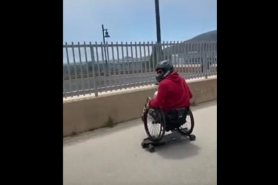 Nawet wózek inwalidzki nie przeszkodził mu w jeździe na desce 