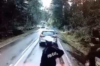 Driftujący rozpędzony TIR kontra policjanci i strażacy