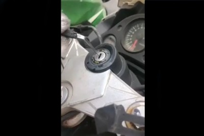 Dorabianie klucza bez klucza do motocykla. Ten gość to potrafi 