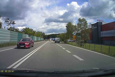 Wysiadł przez okno jadącego autobusu. Nagranie z akcji