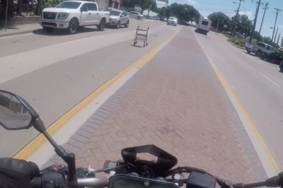 Bohaterski motocyklista łapie uciekiniera i oddaje właścicielowi 