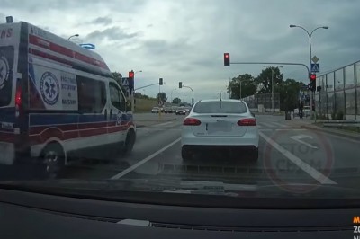 14-latka potrącona przez karetkę na pasach. Nagranie z wideorejestratora 