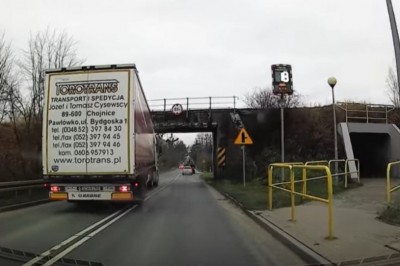 Przejdziesz mobilku, śmiało leć. Kasacja naczepy pod wiaduktem