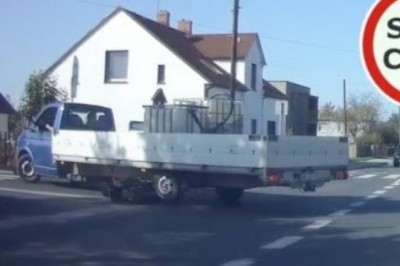 Spotkanie motocyklisty z busem. Wyprzedzanie na skrzyżowaniu