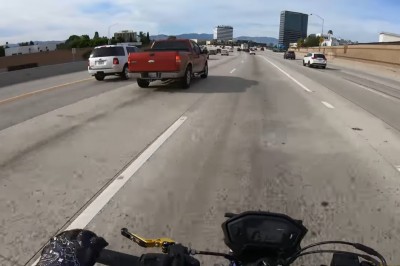 Motocyklista ratuje kierowcę na autostradzie. Miał odwagę