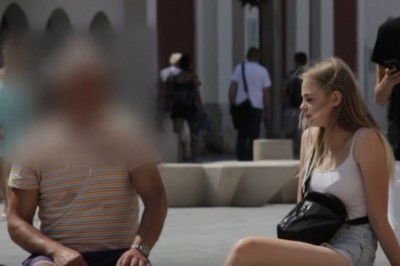 Blondynka podrywa przypadkowych facetów. Dziadek rozwalił system