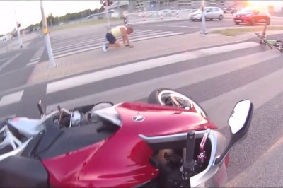 Motocyklista kontra rowerzysta. Tak się kończy jazda na czerwonym