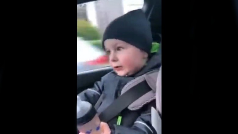 Młody komentator na przejażdżce z ojcem