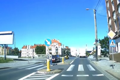 Uciekał motocyklem przed policją. Zaliczył dzwona na przejściu