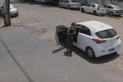 Wysiadła z samochodu i zostawiła jednego ze swoich psów