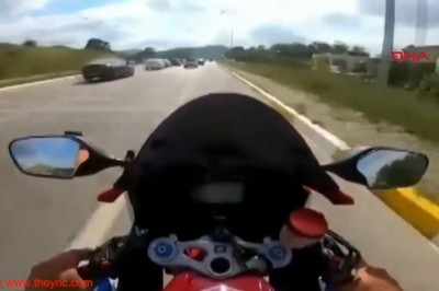 Rozpędzony motocyklista wlatuje na skrzyżowanie