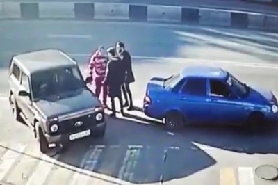 Jednym celnym łokciem położył dwóch cwaniaków. Szybka akcja