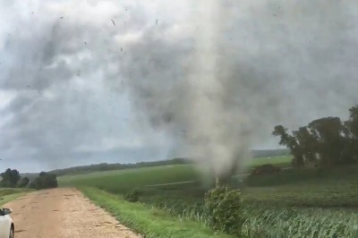 Nagranie stykania się ziemi z tornadem z bliskiej odległości 