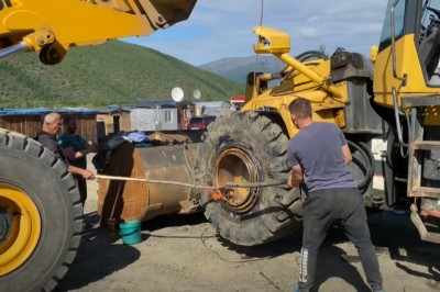 Kiedy Mietek z Tadkiem wezmą się za wymianę opony w ładowarce 