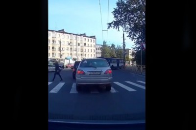 Tak się załatwia cwaniaczków, którzy stają autem na środku pasów