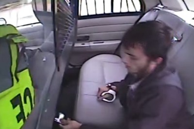 Kiedy bardzo chcesz się wydostać z radiowozu