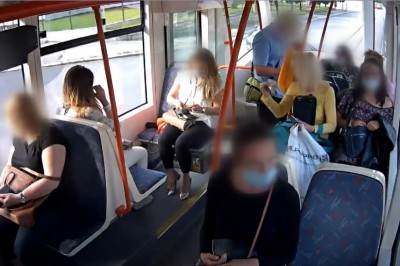 Gapowicz ucieka z tramwaju przed kanarem, jednak karma była szybsza