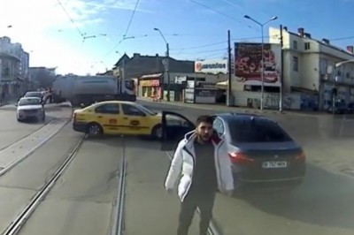 Cwaniaczek z BMW kontra motorniczy tramwaju. Szybko go załatwił