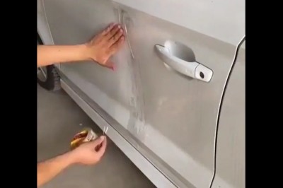 Jak wyciągnąć wgniotkę na drzwiach za pomocą taśmy 