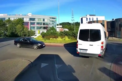 Hamowanie klaksonem i wjazd prosto w BUSA