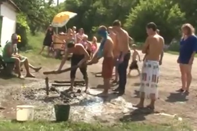 Szybki koniec zabawy z kijem i zawiązanymi oczyma 