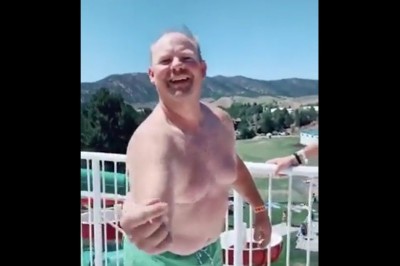 Dziadek pokazuje młodym jak się skacze do wody z trampoliny 