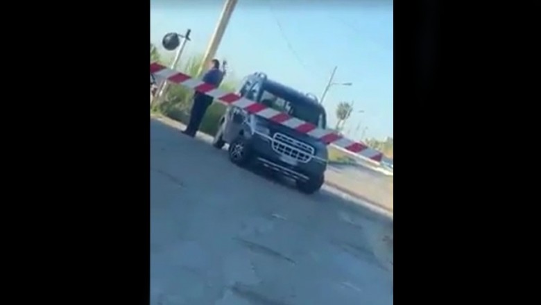 Stanął Fiatem na przejeździe. Machaniem chciał zatrzymać pociąg