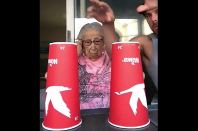 Wnuczek pokazuje babci sztuczkę. Jej zaskoczenie, bezcenne