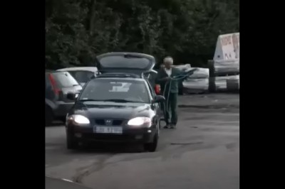 To moje miejsce. Typ ciągnie na hol auto i niszczy budkę z kebabem