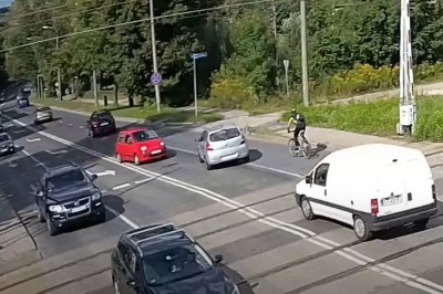 Matizem w wjechał prosto w Opla, rykoszetem dostał rowerzysta 