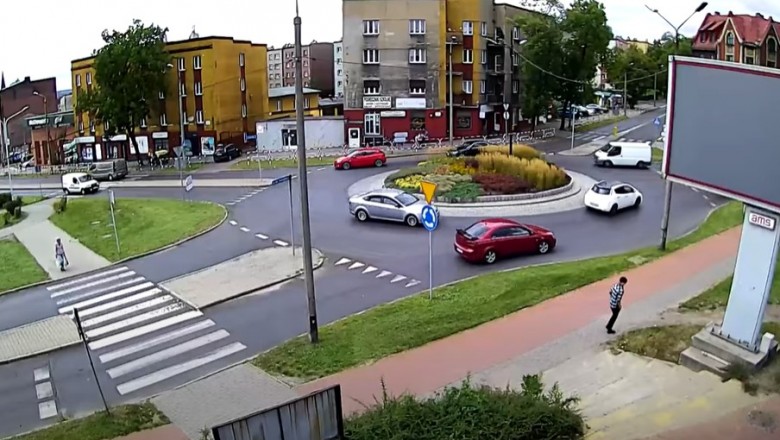 Czaił się, żeby wyłudzić odszkodowanie? Nagranie z Rudy Śląskiej