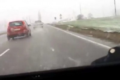 Wyrwało mu silnik z samochodu. Konkretny dzwon na zakręcie