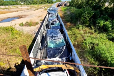 Pociąg z nowymi autami kontra zbyt niski wiadukt