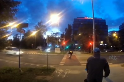 Tak się kończy przejeżdżanie na rowerze w słuchawkach przez pasy - Warszawa