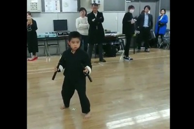 Mały „Bruce Lee” pokazuje swoje umiejętności