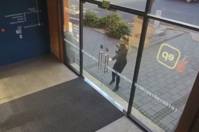 Kiedy z rozmachem wchodzisz do biurowca podczas silnego wiatru 